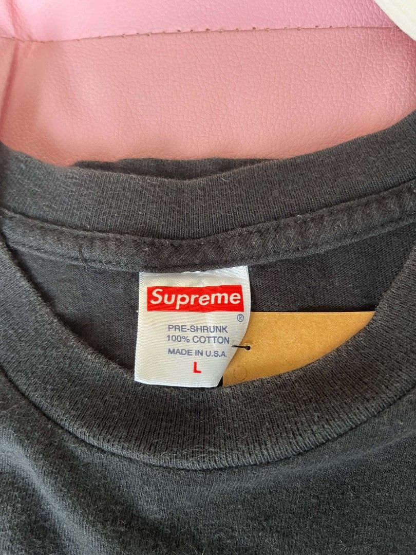 Supreme Box Logo Bandana Design (Category: Tshirts & Polo Shirts ) located in Surigao. Submitted by nico_nicc (Listing ID 1463176299, Image 3). Description: SUPREME BOX LOGO BANDANA DESIGN (AUTHENTICATED VIA FB) 📐Dimes:23x28.5 (Large on tag) ❗Issue: Neckline, hairlines CR: 8.7/10 📌Color may vary due to lighting 📌 Item is thrifted, manage your expectations. 📍MOP: GCASH (PAYMENT FIRST) 🚛COURIER: J&T ❗STRICTLY NO REFUND 1️⃣ NEGOTIABLE 💸PRICE: 