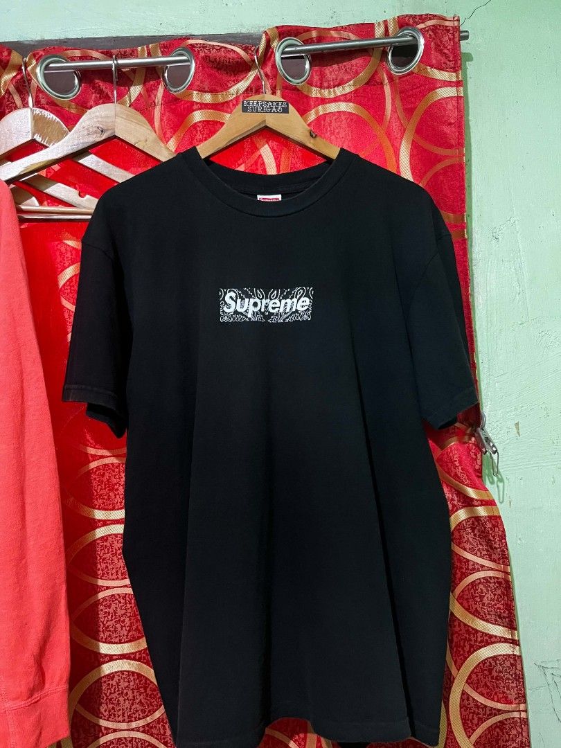 Supreme Box Logo Bandana Design (Category: Tshirts & Polo Shirts ) located in Surigao. Submitted by nico_nicc (Listing ID 1463176299, Image 1). Description: SUPREME BOX LOGO BANDANA DESIGN (AUTHENTICATED VIA FB) 📐Dimes:23x28.5 (Large on tag) ❗Issue: Neckline, hairlines CR: 8.7/10 📌Color may vary due to lighting 📌 Item is thrifted, manage your expectations. 📍MOP: GCASH (PAYMENT FIRST) 🚛COURIER: J&T ❗STRICTLY NO REFUND 1️⃣ NEGOTIABLE 💸PRICE: 