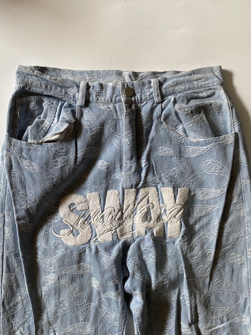 Sway Bandana Patterned Y2K Light Blue Denim Jeans (Category: Jeans) located in Makati City. Submitted by la_femme_by_bncks (Listing ID 1463644524, Image 3). Description: Length 39 Waist 28 Hem 7.5 Measured it by inches P450 Issue: N/A This is a pre-loved/thrifted items and may show minor signs of issue due to its vintage nature. Kindly manage expectations. No refunds or exchanges will be accepted. 📍Pasay City DM for inquiries..