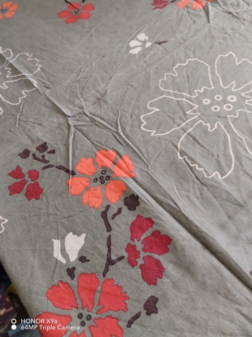 Table Topper 6 seaters (Category: Table Linen & Textiles) located in Muntinlupa City. Submitted by arciagamaryann68 (Listing ID 1463612593, Image 3). Description: - Table topper designed for 6-seater tables. - Features a stylish grey background with a floral pattern. - Floral design includes colors like red, orange, and white. - Adds a decorative touch to your dining table. - Suitable for everyday use or special occasions..