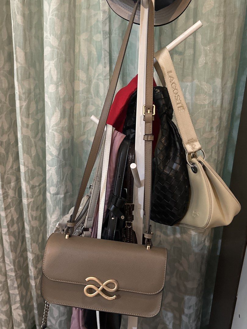 Taupe Shoulder Bag with Gold Clasp (Category: Shoulder Bags) located in Malabon City. Submitted by alysaleee (Listing ID 1463627310, Image 1). Description: .