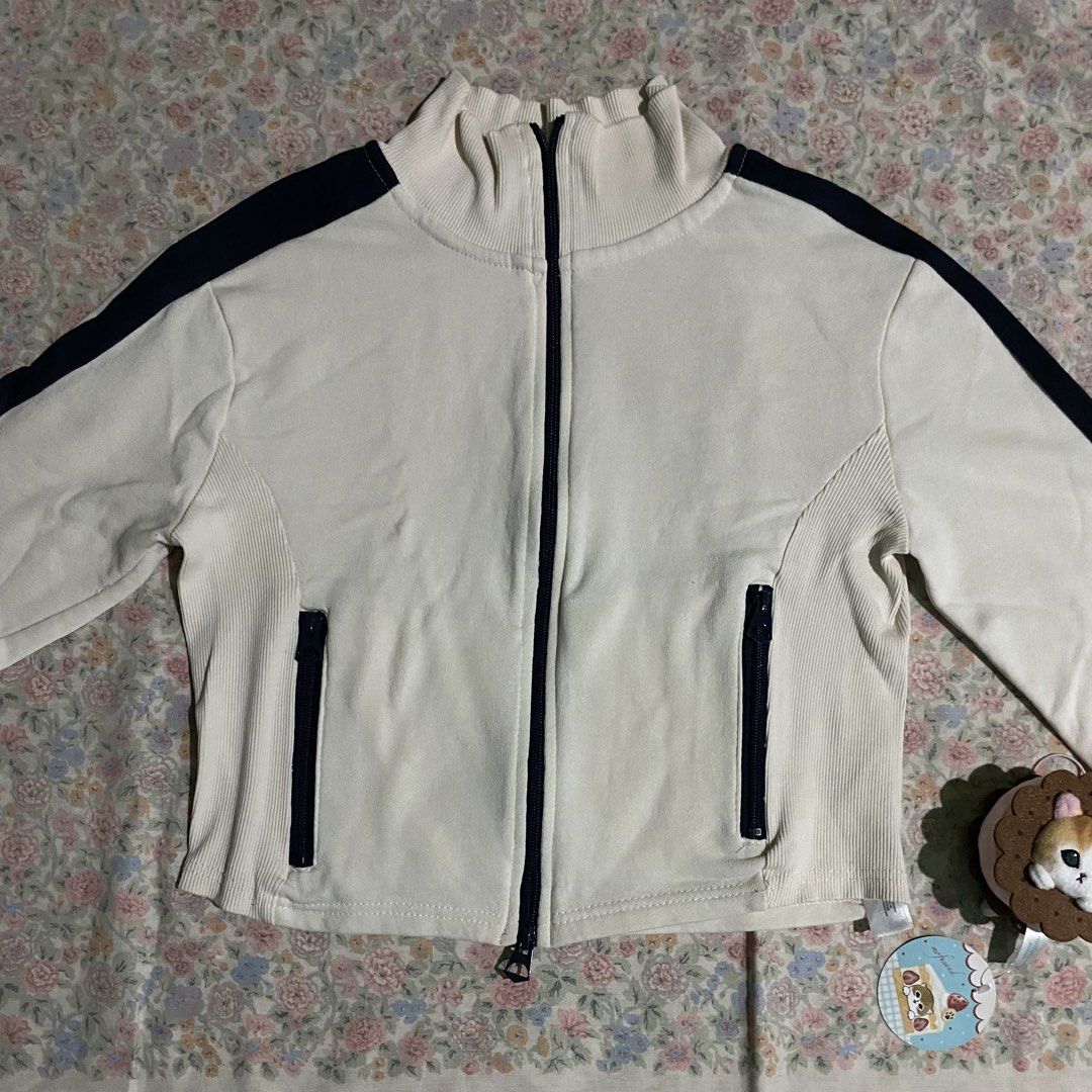 TERRANOVA white cropped zip up jacket with navy stripes (Category: Coats, Jackets and Outerwear) located in Manila. Submitted by uncertainly (Listing ID 1463084952, Image 1). Description: 𖦹 small 𖦹 features a 2-way zipper 𖦹⤷ flaw: 1 missing zipper 𖦹 mop: GCash 𖦹 mod: jnt, lalamove 𖦹 PM me for more pics/questions ٩(๑❛ᴗ❛๑)۶.
