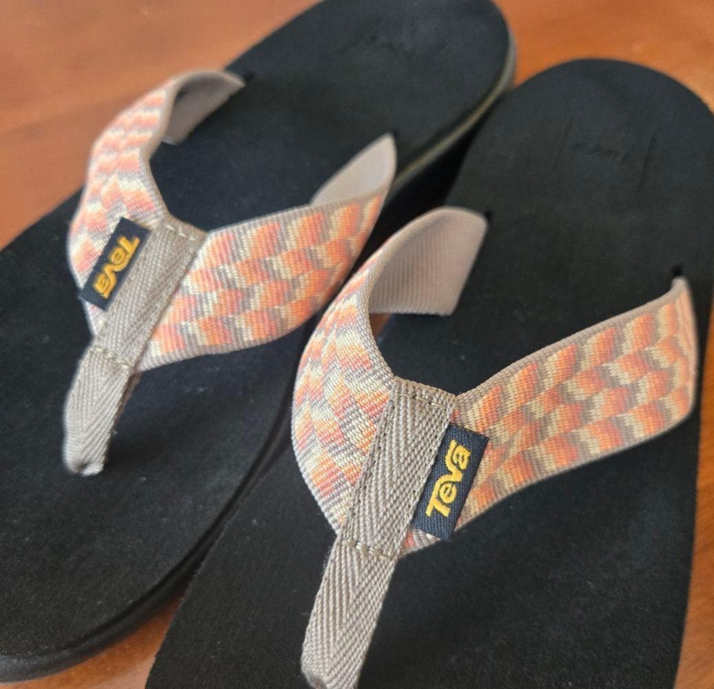 Teva (Category: Slippers and slides) located in Manila. Submitted by sheryhan1993 (Listing ID 1463650978, Image 3). Description: Teva size 23cm.