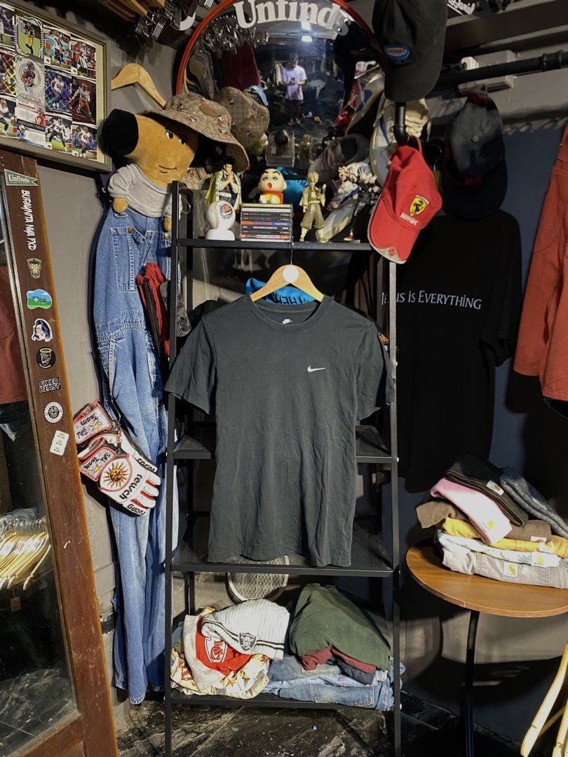 THE NIKE TEE (Category: Tshirts & Polo Shirts ) located in San Pablo. Submitted by genesisllo24149 (Listing ID 1463662091, Image 1). Description: THE NIKE TEE LENGTH -> 26 WIDTH -> 16.5 ISSUE -> NONE CONDITION -> EXCELLENT DM TO PURCHASE 📥 DISCLAIMER: - Please manage your expectations, posted items are preloved, used & thrifted -Actual color may vary due to lighting -Flaker will be posted.