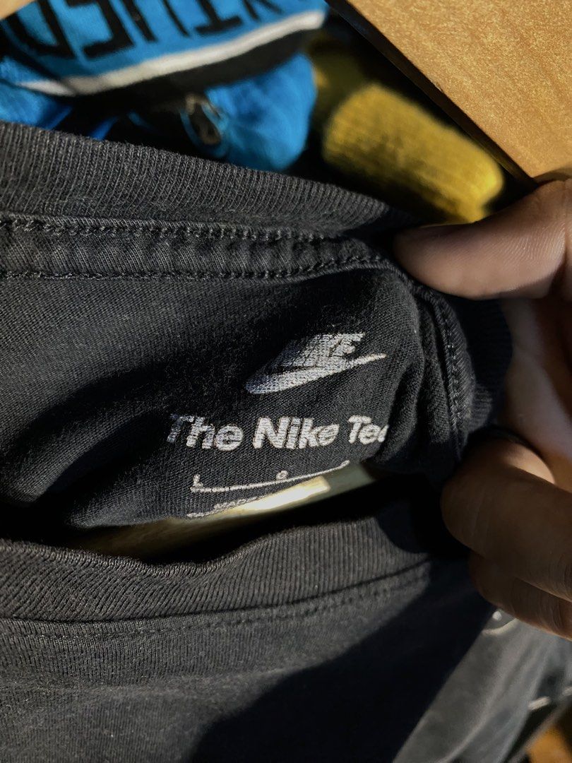 THE NIKE TEE (L ON TAG) (Category: Tshirts & Polo Shirts ) located in San Pablo. Submitted by genesisllo24149 (Listing ID 1463664251, Image 3). Description: THE NIKE TEE (L ON TAG) LENGTH -> 28.5 WIDTH -> 21 ISSUE -> NECKLINE CONDITION -> GOOD DM TO PURCHASE 📥 DISCLAIMER: - Please manage your expectations, posted items are preloved, used & thrifted -Actual color may vary due to lighting -Flaker will be posted.