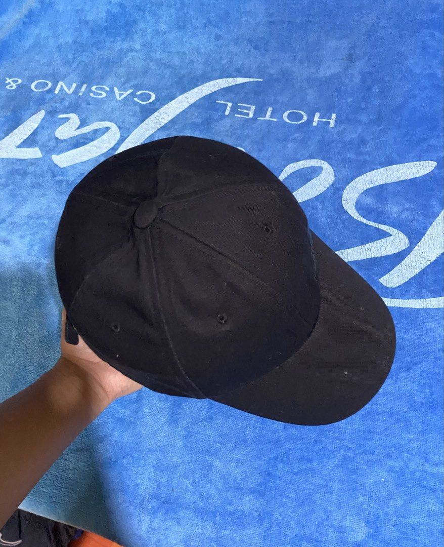 The North Face hat (Category: Caps & Hats) located in Cebu City. Submitted by jerianix (Listing ID 1463612889, Image 3). Description: The north face dadhat Size medium Good condition No issues .