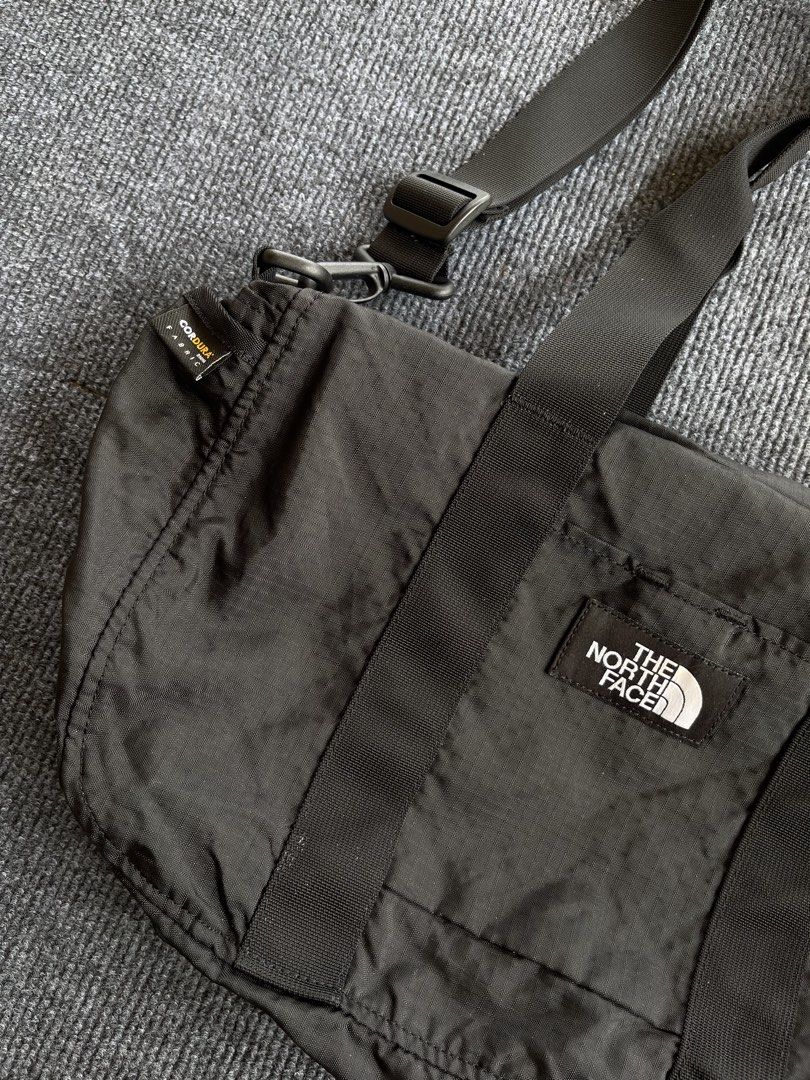 The North Face Sling bag (Category: Sling Bags) located in Mandaue City. Submitted by beeryanni (Listing ID 1463666271, Image 3). Description: THE NORTH FACE Width: 18 Length: 12 No issue.