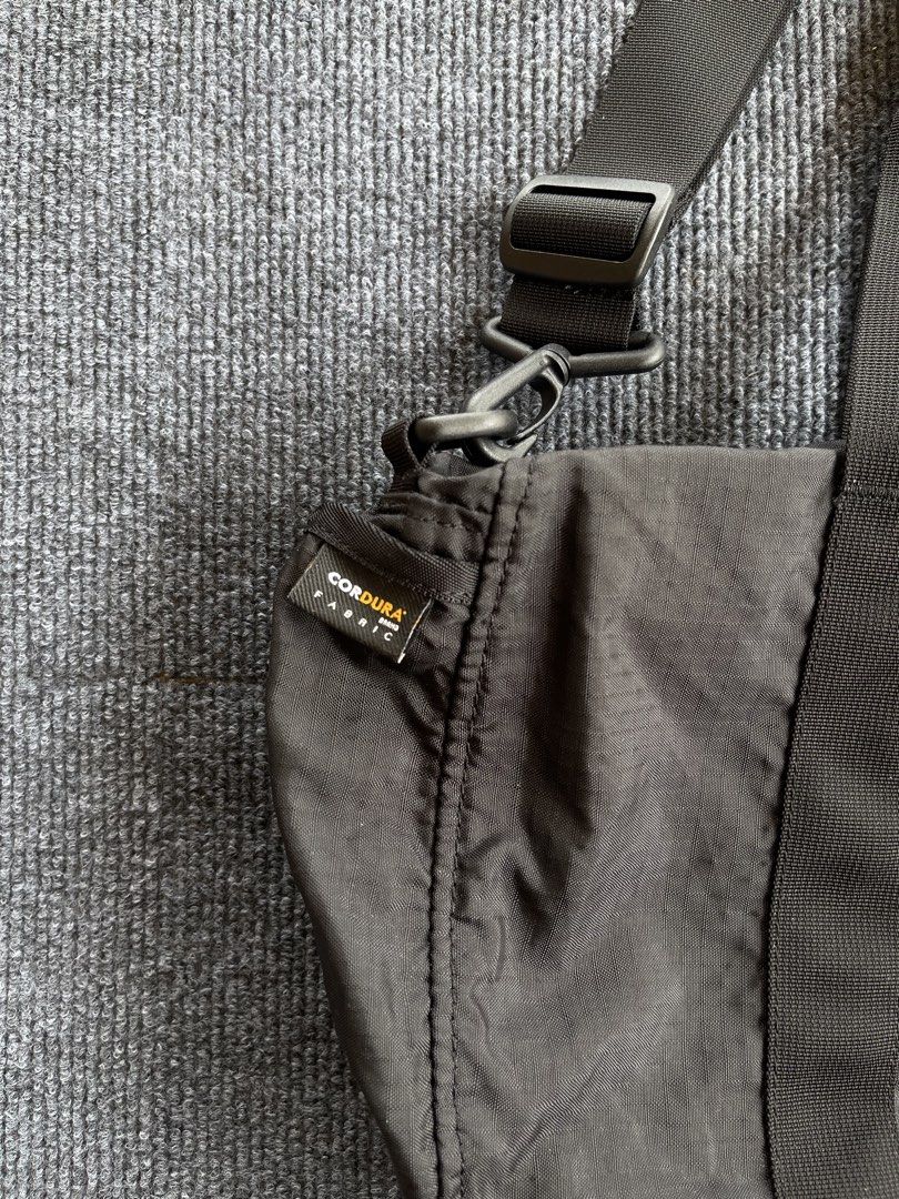 The North Face Sling bag (Category: Sling Bags) located in Mandaue City. Submitted by beeryanni (Listing ID 1463666271, Image 2). Description: THE NORTH FACE Width: 18 Length: 12 No issue.