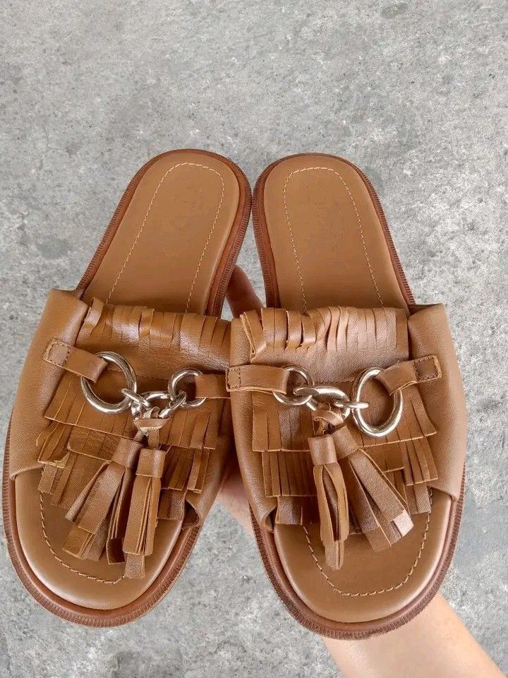 Tods brown leather flat sandals slides (Category: Slippers and slides) located in Koronadal. Submitted by joeannmahi28609 (Listing ID 1463684553, Image 1). Description: tods brown leather flat sandals slides made in Italy size eur 36 for women's only in excellent condition ukay source sino bet nito ganda ni tods wow perfect mine nyo na original tods.