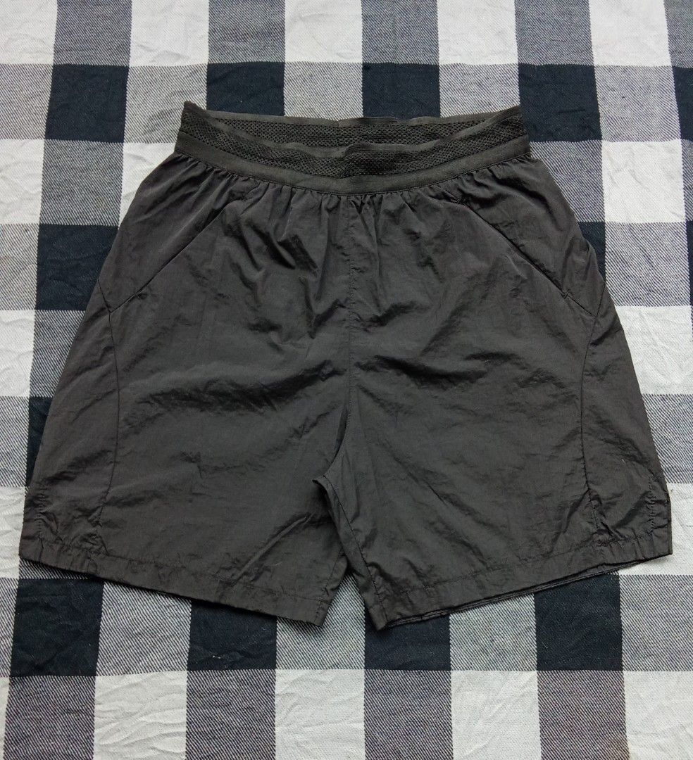 Tomi Hedeers Running Shorts L/G (Category: Activewear) located in Polomolok. Submitted by timog_high_ice_v2 (Listing ID 1463606776, Image 1). Description: - Size L - Waist 28-34 - Length 18.5 - Drawstring waist, 'RUN' logo on left leg - Lightweight, ideal for workouts Solid nito idol ❤️.