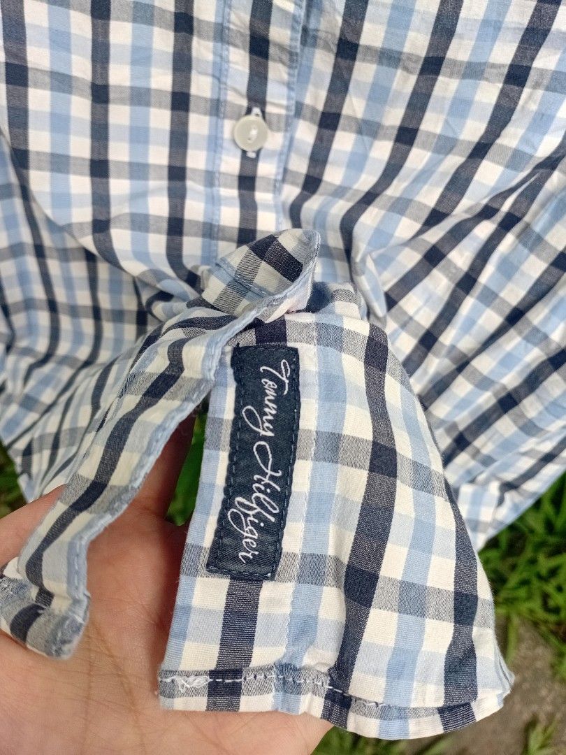 Tommy Hilfiger Button Down Plaid Long Sleeves Blue and White (Category: Longsleeves) located in Makati City. Submitted by ellavee_you (Listing ID 1463646831, Image 3). Description: mababa price for its brand coz medj madumi sa collar, madami kasi akong items. kayo na maglaba.