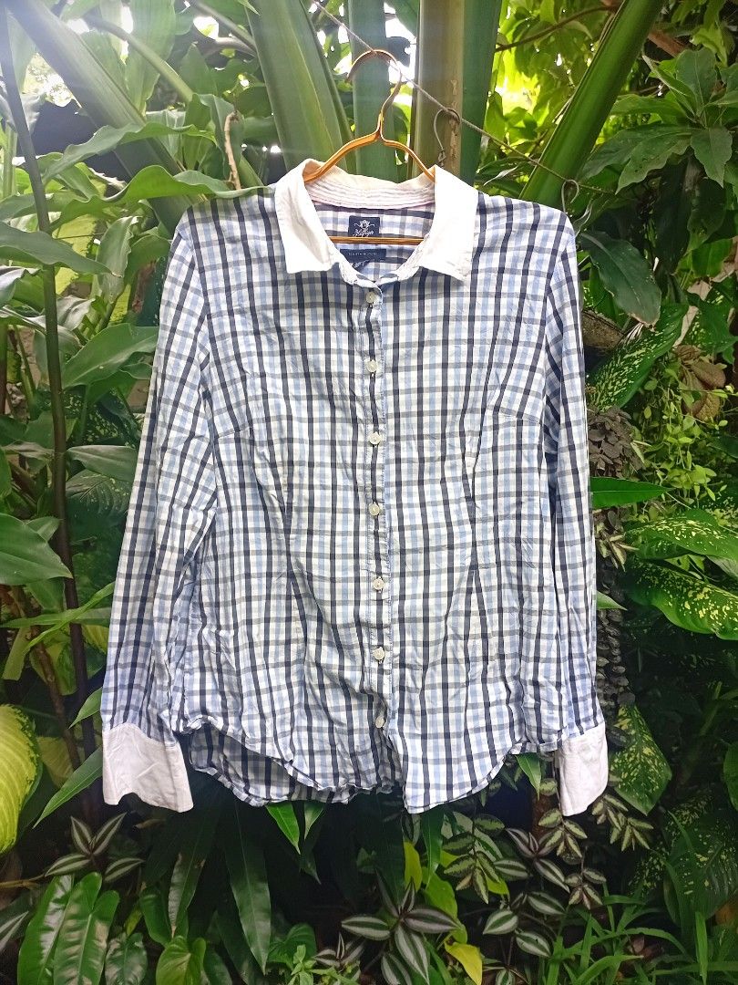 Tommy Hilfiger Button Down Plaid Long Sleeves Blue and White (Category: Longsleeves) located in Makati City. Submitted by ellavee_you (Listing ID 1463646831, Image 1). Description: mababa price for its brand coz medj madumi sa collar, madami kasi akong items. kayo na maglaba.