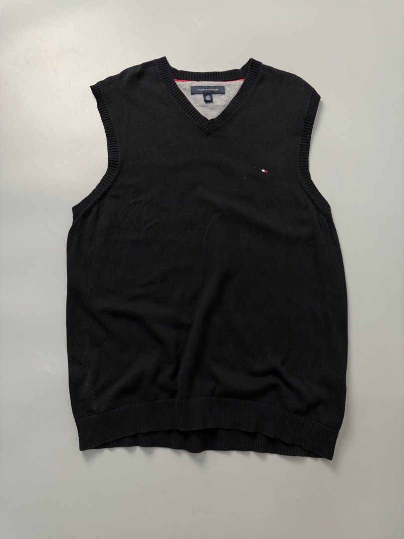 Tommy hilfiger vest (Category: Tshirts & Polo Shirts ) located in Pila. Submitted by villanueva80826 (Listing ID 1463676288, Image 1). Description: Tommy hilfiger knitted vest Size:large •Width:21.5 •Length:27 •Condition: 9.5/10 •Color rate:9.5/10 Mine:680 +Shipping fee Issue:none .