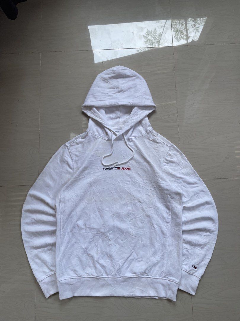 Tommy Jeans White Hoodie (Category: Hoodies) located in Molave. Submitted by thriftedstore.horse (Listing ID 1463651966, Image 1). Description: Condition- excellent Issue- none Color rate- 9.8/10 W- 21 L- 28.