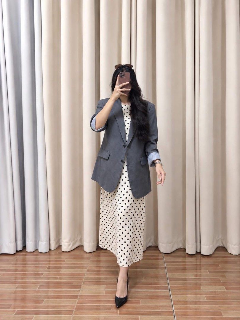 Toni G inspired Gray Premium Structured Blazer (Category: Coats, Jackets and Outerwear) located in Taguig. Submitted by vm.co (Listing ID 1463731670, Image 1). Description: Perfect for: • Corporate office wear • Business travel • Smart casual outfits • Rainy or cool weather • Capsule wardrobe • Everyday sophisticated styling Condition: Appears to be in very good preloved condition with no visible major stains, tears, or discoloration in the photo