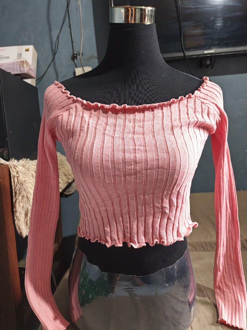 Tops, croptop, blazer (Category: Blouses) located in Andop. Submitted by kwakie (Listing ID 1463641086, Image 1). Description: .