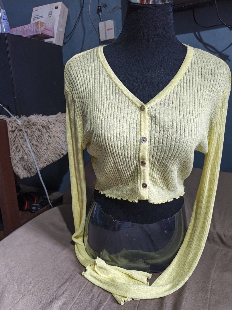 Tops, croptop, blazer (Category: Blouses) located in Andop. Submitted by kwakie (Listing ID 1463641086, Image 3). Description: .