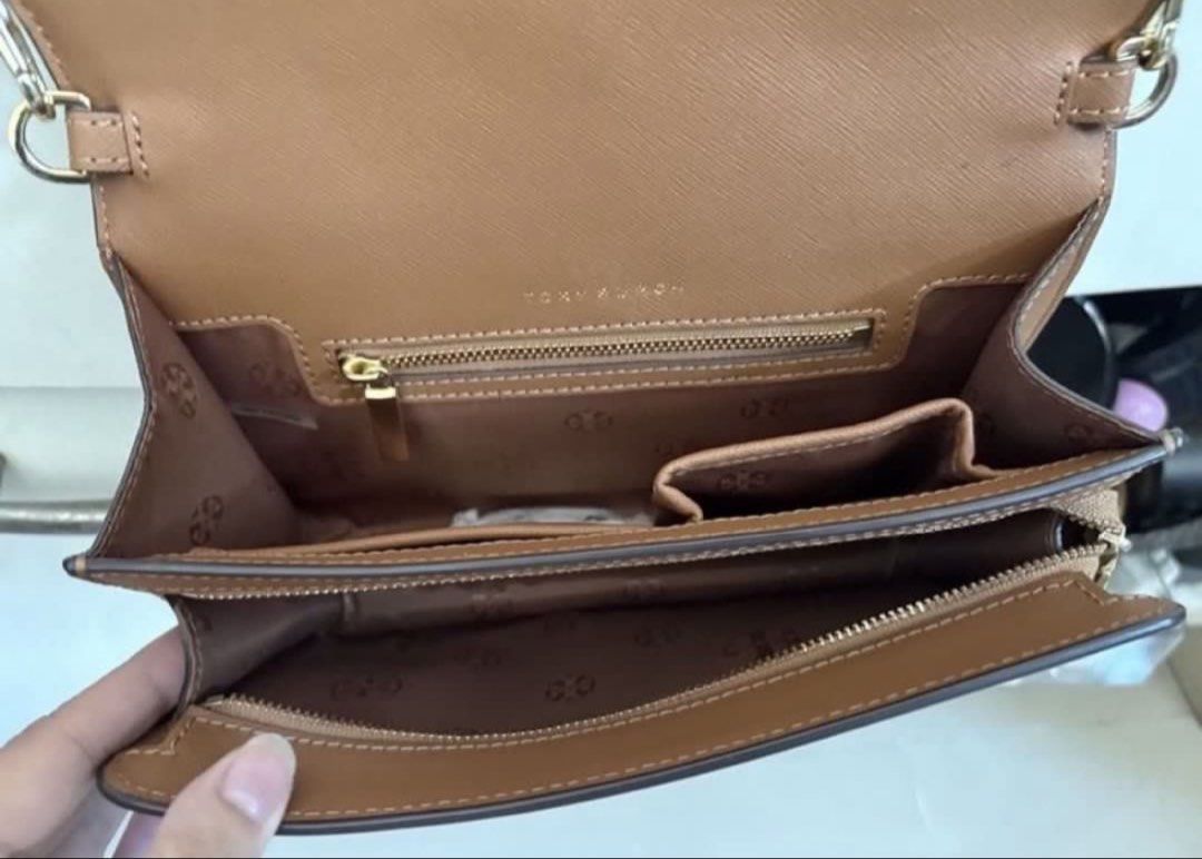 Tory Burch Emerson mini crossbody (Category: Cross-body Bags) located in Caloocan City. Submitted by tsukki0440 (Listing ID 1463613962, Image 3). Description: 🌸 Condition: - Pre-loved - Overall in great condition - Functional and presentable * RFS: Decluttering + need funds! * Perfect for everyday use, work, or casual outings. * You can message me for more photos, videos, or inquiries. * SF will be shouldered by the buyer! .