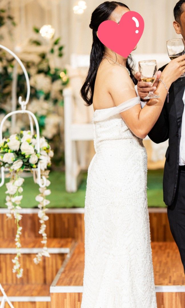 Two Way Wedding Gown (Category: Evening dresses & gowns) located in Manila. Submitted by imjujuu (Listing ID 1463589329, Image 2). Description: Wedding Gown for Sale Details: • With detachable back part for two different looks (ceremony & reception) • FREE ring pillow • FREE bride’s white bag 📍 Location: San Pedro, Laguna Feel free to message me for actual photos and more details. Hoping this gown can make another bride’s special day even more b