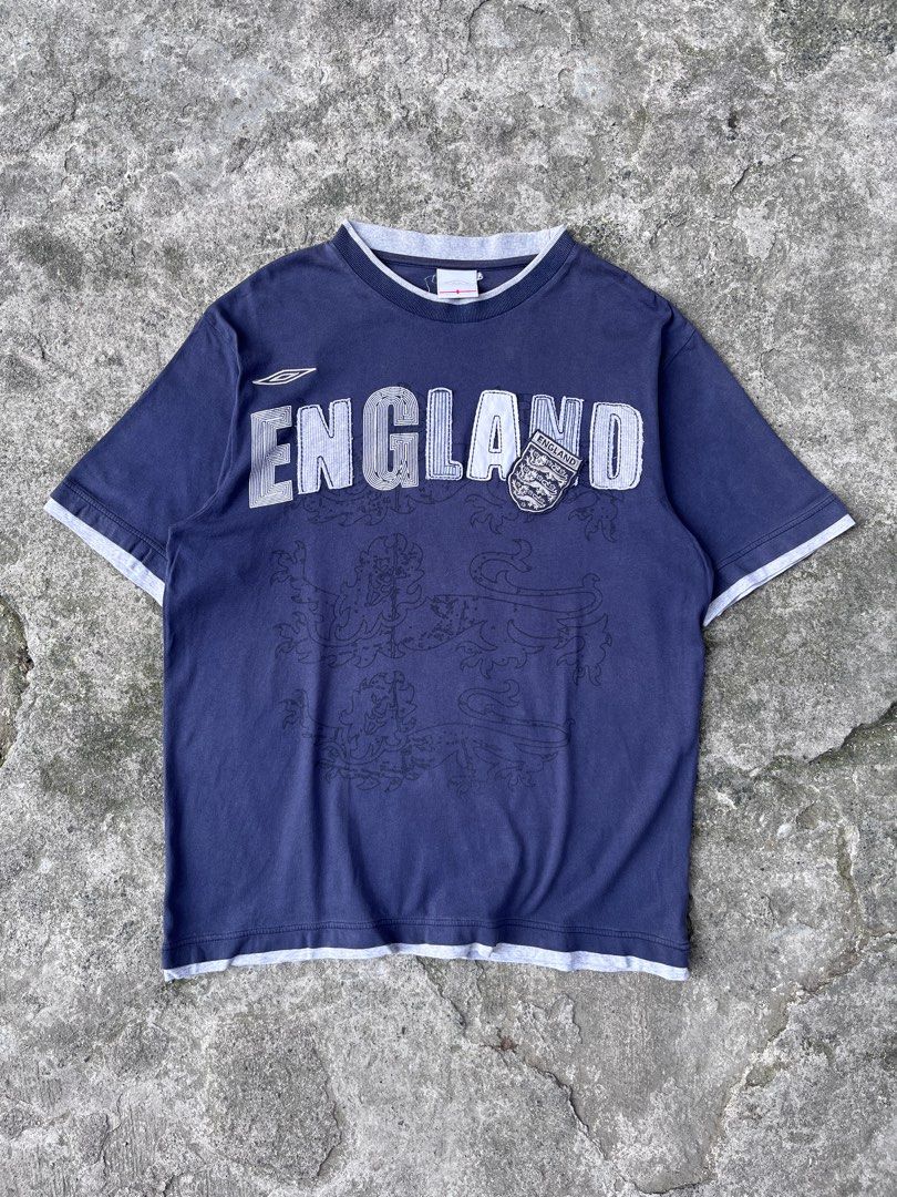 Umbro England Spellout Shirt (Category: Tshirts & Polo Shirts ) located in San Mateo. Submitted by oldgear (Listing ID 1463683466, Image 1). Description: Umbro England Spellout Shirt Size L Dimension L 28inch W 22inch Good condition Issue: slight loose neckline Dm+Details Gcash payment Payment First Via J&T/Lalamove.
