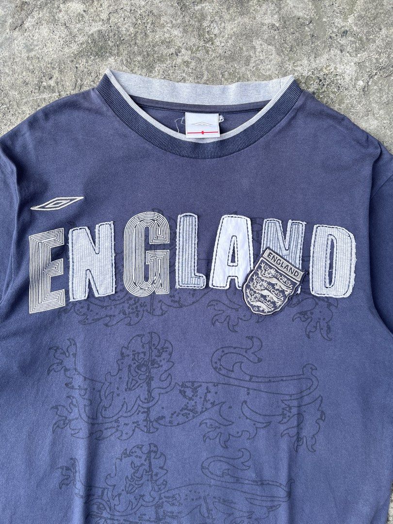 Umbro England Spellout Shirt (Category: Tshirts & Polo Shirts ) located in San Mateo. Submitted by oldgear (Listing ID 1463683466, Image 3). Description: Umbro England Spellout Shirt Size L Dimension L 28inch W 22inch Good condition Issue: slight loose neckline Dm+Details Gcash payment Payment First Via J&T/Lalamove.