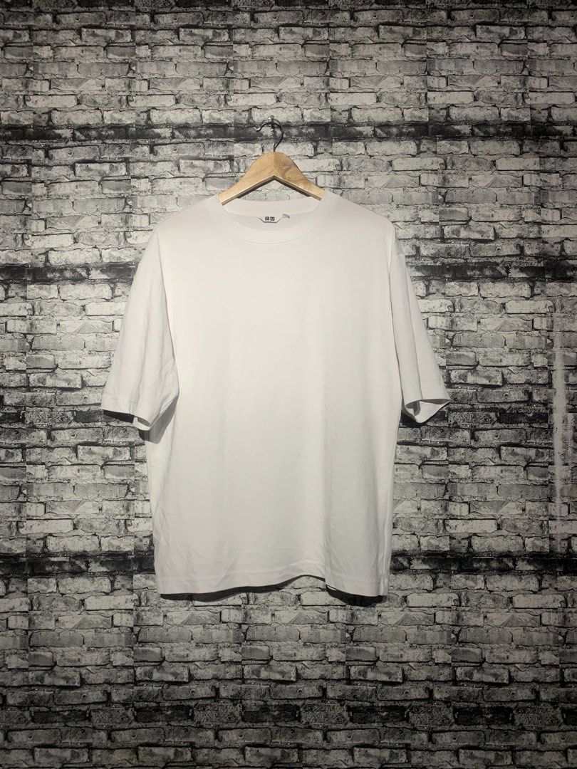 UNIQLO AIRISM (Category: Activewear) located in Manila. Submitted by marksaban81396 (Listing ID 1463676753, Image 1). Description: Size large Width 23 Lenght 27 Color rate 9.9/10 No issues Excellent condition .