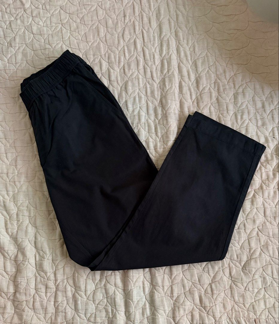 Uniqlo Cotton Relaxed Ankle Pants (Category: Other Bottoms) located in Quezon City. Submitted by pateeangel (Listing ID 1463643065, Image 3). Description: 📍 Used once 📍Bought this 990 📍Not faded 📍Medium on Tag.