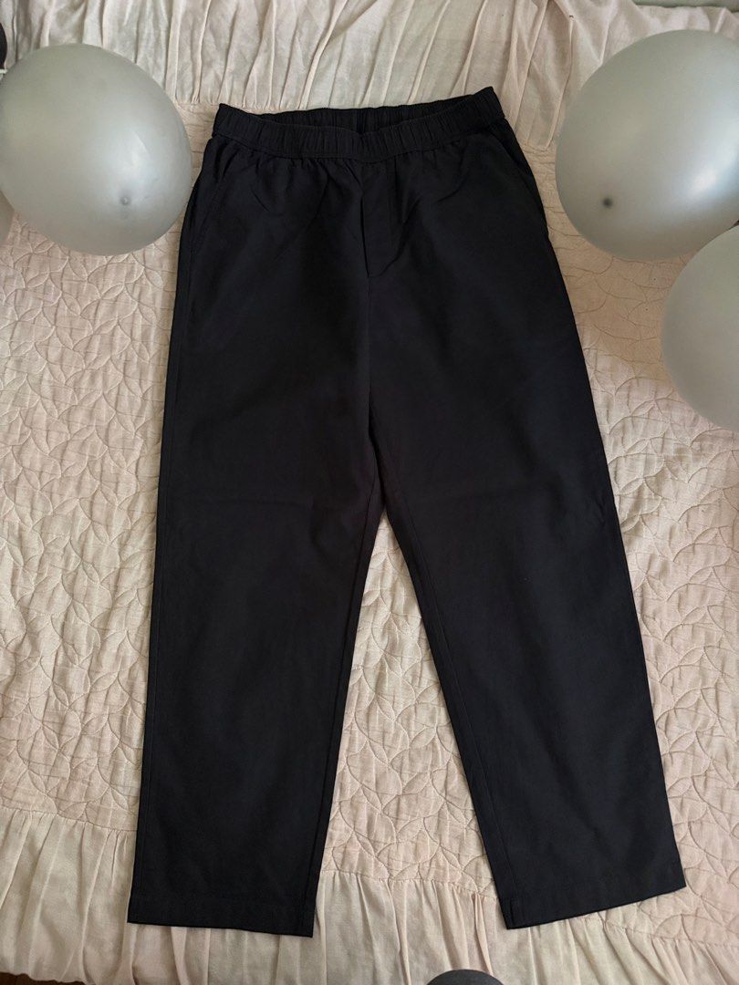 Uniqlo Cotton Relaxed Ankle Pants (Category: Other Bottoms) located in Quezon City. Submitted by pateeangel (Listing ID 1463643065, Image 2). Description: 📍 Used once 📍Bought this 990 📍Not faded 📍Medium on Tag.