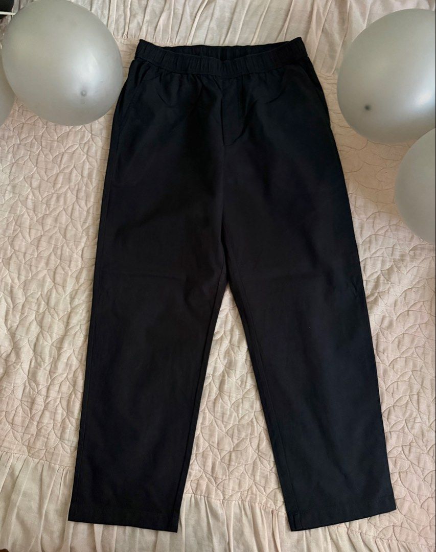 Uniqlo Cotton Relaxed Ankle Pants (Category: Other Bottoms) located in Quezon City. Submitted by pateeangel (Listing ID 1463643065, Image 1). Description: 📍 Used once 📍Bought this 990 📍Not faded 📍Medium on Tag.