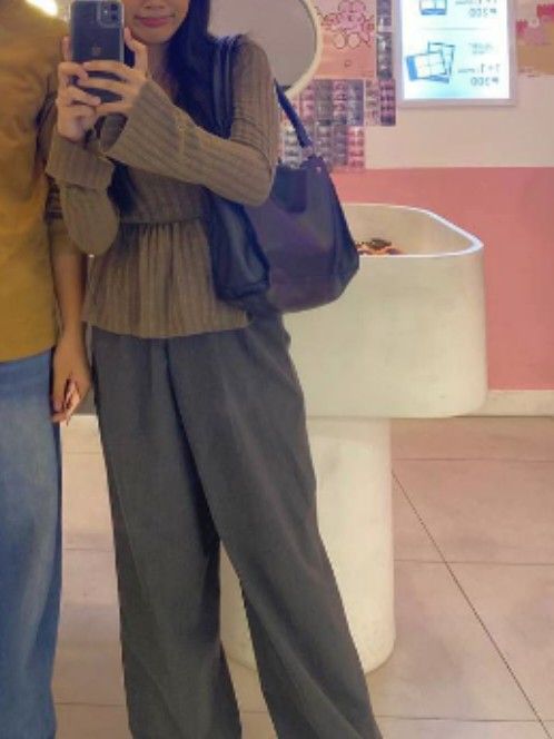 UNIQLO COTTON WIDE PANTS (Category: Other Bottoms) located in Pasig City. Submitted by damadenoche_ (Listing ID 1463698699, Image 3). Description: - Like new - No issues, no stains, no ripped parts. - Decluttering uniqlo clothes and pants..
