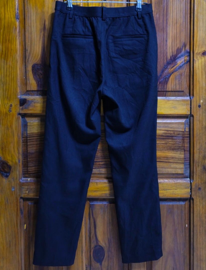 Uniqlo EZY smallBlack Straight Leg Pants (Category: Jeans) located in Baguio. Submitted by jbv.ph (Listing ID 1463573005, Image 2). Description: - Uniqlo Black Straight Leg Pants - Size: Medium (Waist 69-77cm) - Material: Comfortable Polyester Blend - Origin: Made in China - Versatile: Ideal for work or casual wear - Fit: Please check measurements for best fit.