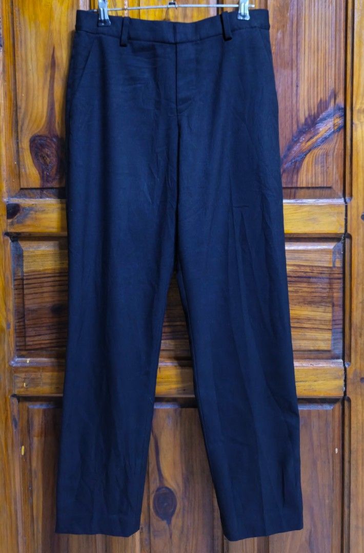Uniqlo EZY smallBlack Straight Leg Pants (Category: Jeans) located in Baguio. Submitted by jbv.ph (Listing ID 1463573005, Image 1). Description: - Uniqlo Black Straight Leg Pants - Size: Medium (Waist 69-77cm) - Material: Comfortable Polyester Blend - Origin: Made in China - Versatile: Ideal for work or casual wear - Fit: Please check measurements for best fit.