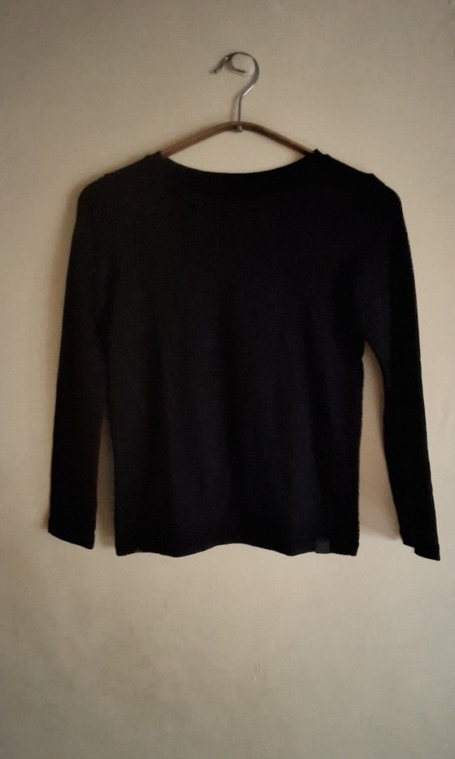 Uniqlo Heattech Extra Warm Longsleeves (Category: Babies & Kids Fashion) located in Caloocan City. Submitted by haydee88 (Listing ID 1463601001, Image 1). Description: 🍒size on tag: 130 🍒color: black.