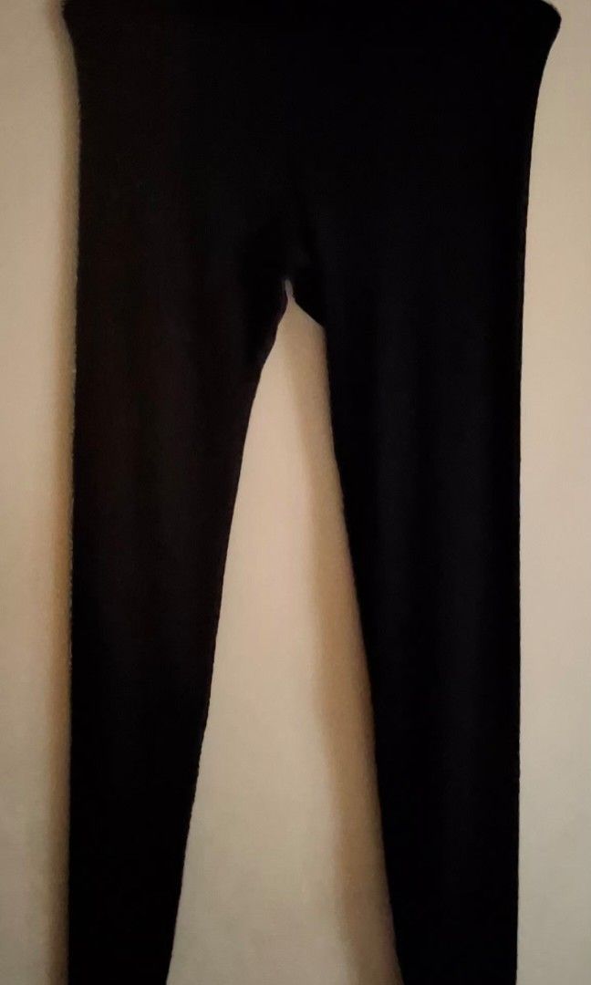 Uniqlo Heattech Leggings (Category: Other Bottoms) located in Caloocan City. Submitted by haydee88 (Listing ID 1463591697, Image 1). Description: 🍒size on tag:small 🍒waist: 60-66cm 🍒hip: 85-91cm 🍒color:black.