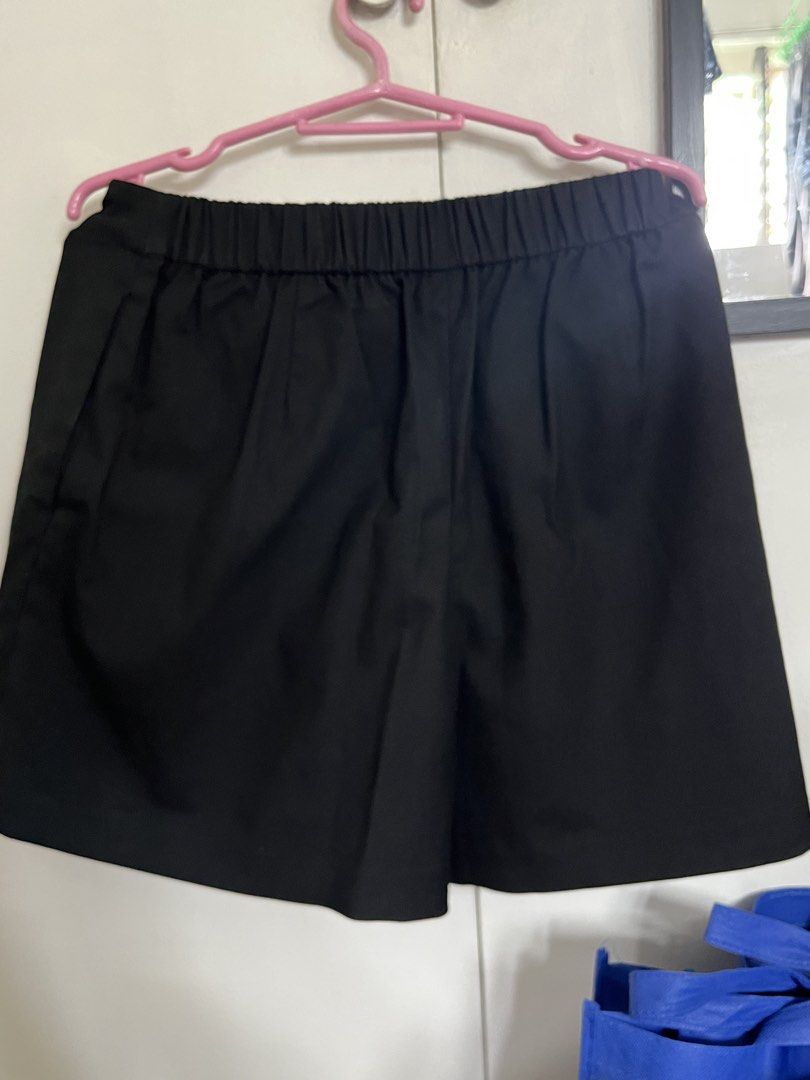 Uniqlo high waist skort (Category: Skirts) located in Manila. Submitted by 95ee70b1a701e3b2d80b53b0e4e92c (Listing ID 1463620209, Image 2). Description: Washable yung dirt Size:L From ₱500 to 390 nlang..
