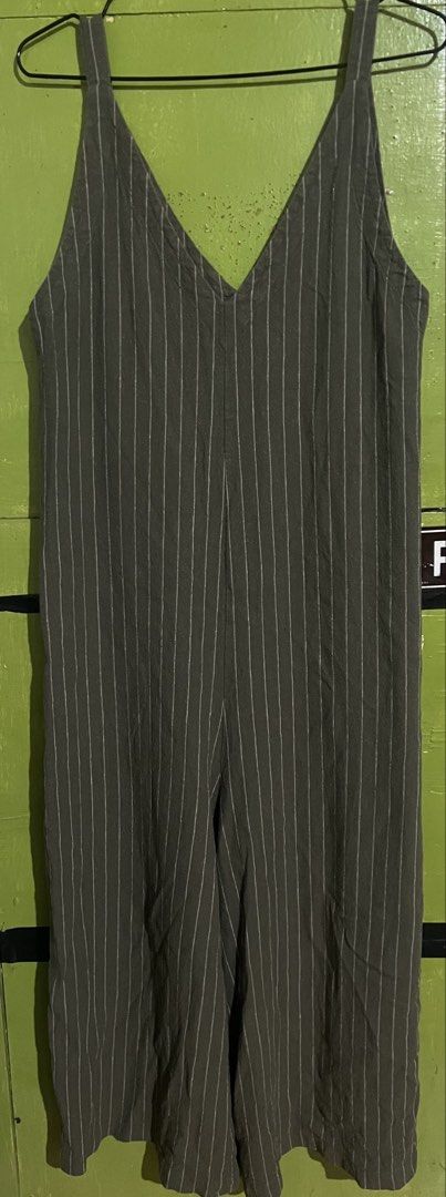 UNIQLO JUMPSUIT (Category: Jumpsuits) located in Manila. Submitted by jeravibe (Listing ID 1463692531, Image 1). Description: - Prices are negotiable. - Enjoy discounts when you buy ₱500 and above - FREE delivery within NCR for orders ₱1,000+ - Open for meet-ups (depending on location).