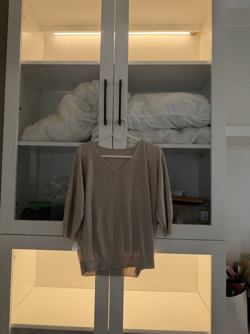 Uniqlo knit top (Category: Longsleeves) located in Quezon City. Submitted by destashingmycloset (Listing ID 1463686581, Image 1). Description: .