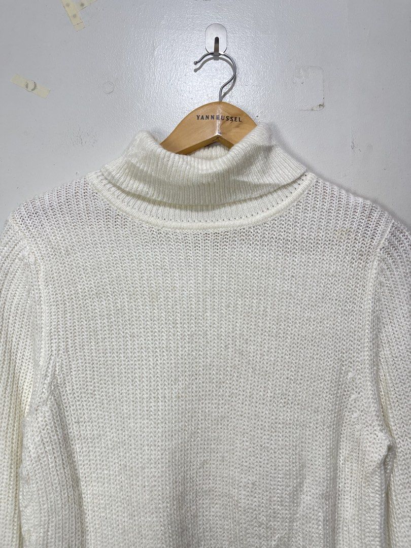 Uniqlo Men’s Wool Turtleneck Sweater (Category: Coats, Jackets and Outerwear) located in Davao. Submitted by yannrussel00 (Listing ID 1463581779, Image 3). Description: Size XS on tag Dimes W17 x L28 via tape measure Condition 10/10 No issue. Need wash only REMINDER‼️ Items will be marked SOLD once sold. I will no longer reply to messages asking if the item is available..