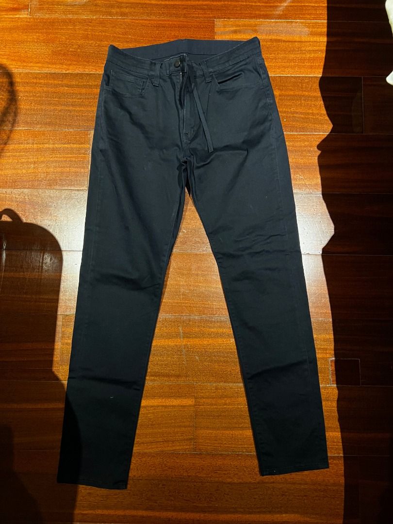 Uniqlo Navy Chinos | L (Category: Chinos) located in Caloocan City. Submitted by gabekristof (Listing ID 1463592968, Image 1). Description: Navy chinos with front and back pockets. Size: L; waist 84–92 cm (as labelled). Pre-loved and in good condition. No tears or stains. Price is fixed. Delivery via LBC, J&T or Lalamove. Meetup near DLSU along Taft Avenue can be arranged..