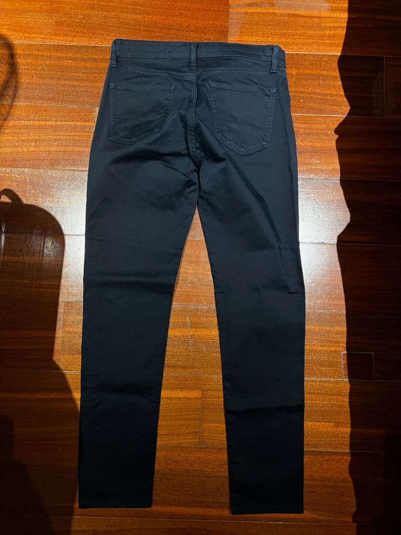 Uniqlo Navy Chinos | L (Category: Chinos) located in Caloocan City. Submitted by gabekristof (Listing ID 1463592968, Image 2). Description: Navy chinos with front and back pockets. Size: L; waist 84–92 cm (as labelled). Pre-loved and in good condition. No tears or stains. Price is fixed. Delivery via LBC, J&T or Lalamove. Meetup near DLSU along Taft Avenue can be arranged..