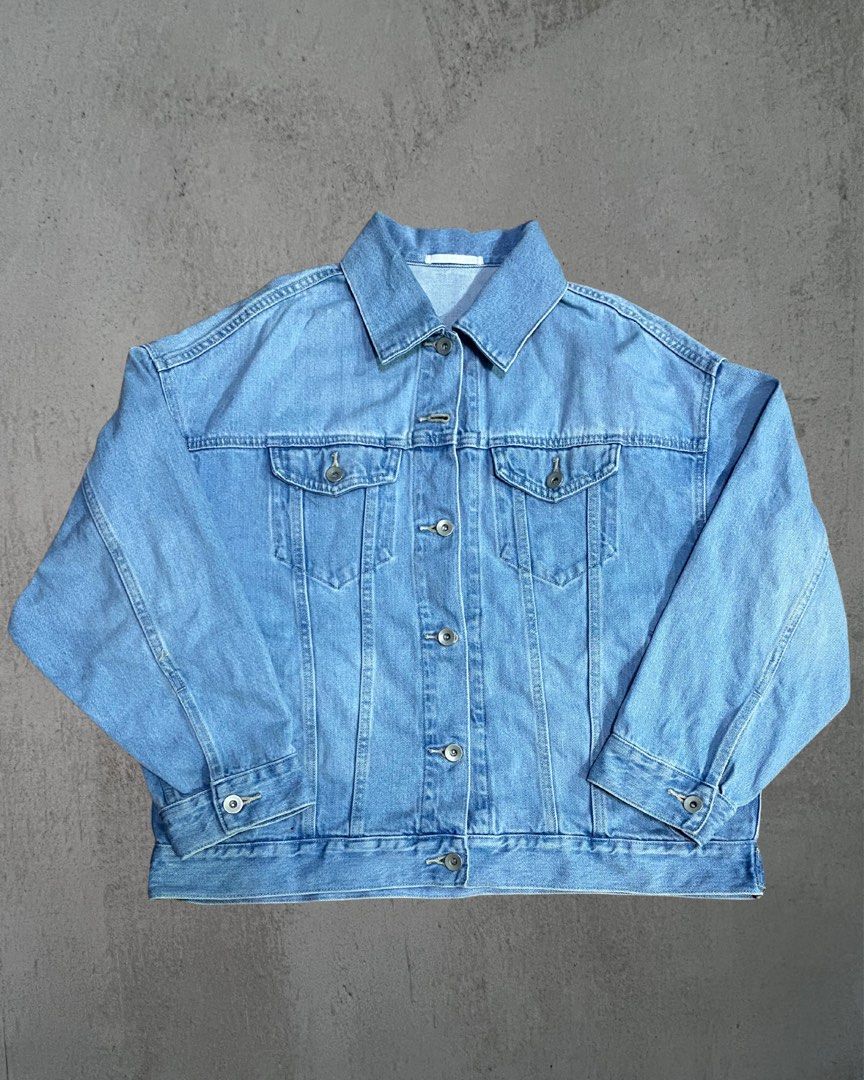 Uniqlo Oversized Denim Jacket(Large) (Category: Tshirts & Polo Shirts ) located in Manila. Submitted by uniqssentials.co (Listing ID 1463712123, Image 1). Description: Malabon City Meet up/Jnt/Lalamove Delivery Gcash/GoTyme/Maribank.