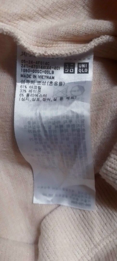 Uniqlo Pink Turtleneck Top Size S (Category: Longsleeves) located in Cagayan de Oro. Submitted by jublamerba95478 (Listing ID 1463641899, Image 3). Description: - Soft pink turtleneck top from Uniqlo - Made in Vietnam - Size S - Ideal for layering or wearing on its own - Comfortable and warm material - Versatile for styling with jeans or skirts.