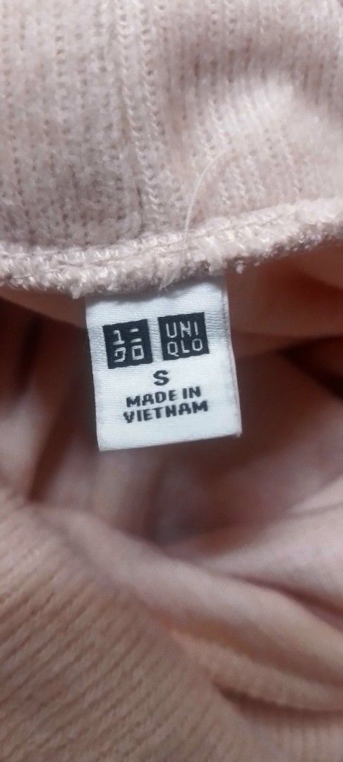 Uniqlo Pink Turtleneck Top Size S (Category: Longsleeves) located in Cagayan de Oro. Submitted by jublamerba95478 (Listing ID 1463641899, Image 2). Description: - Soft pink turtleneck top from Uniqlo - Made in Vietnam - Size S - Ideal for layering or wearing on its own - Comfortable and warm material - Versatile for styling with jeans or skirts.