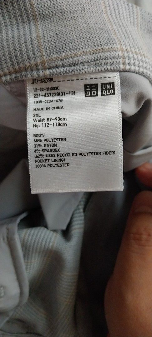 UNIQLO Plaid Pants 3XL (Category: Other Bottoms) located in Quezon City. Submitted by enryks.boxofstuff (Listing ID 1463580629, Image 2). Description: - UNIQLO Plaid Pants - Size: 3XL - Waist: 87-93cm - Hip: 112-118cm - Material: Polyester, Rayon, Spandex blend - Pocket Lining: Polyester - Style: Great for casual or smart casual wear - Important: Please check measurements before purchasing.