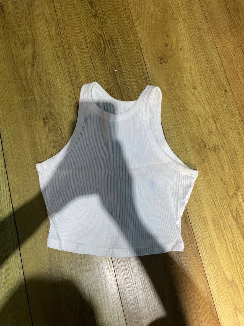UNIQLO Ribbed Cropped Tank Top (Category: Sleeveless) located in Pasig City. Submitted by damadenoche_ (Listing ID 1463696676, Image 1). Description: - A small blue stain that's not noticeable and can be removed by baking soda or vinegar. - Decluttering uniqlo clothes and pants..