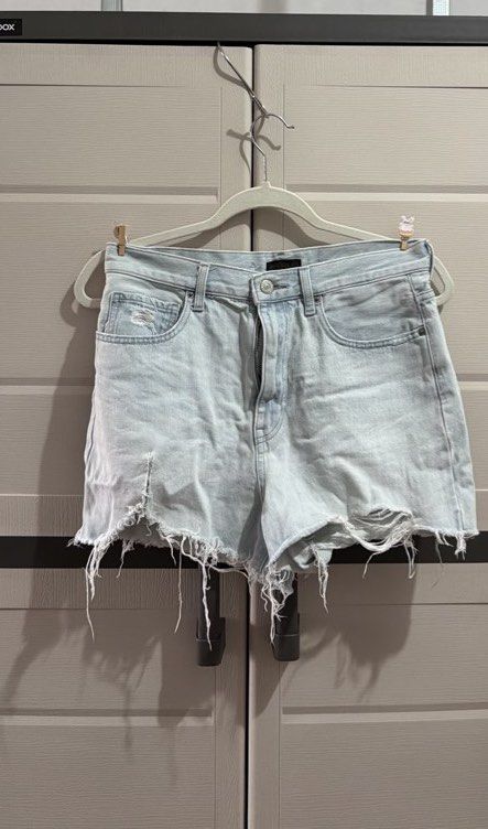 Uniqlo shorts (Category: Shorts) located in Imus. Submitted by ann.declutters22 (Listing ID 1463595762, Image 1). Description: Size 28 .