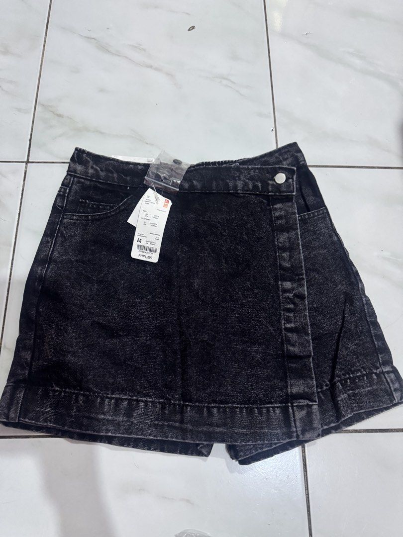 Uniqlo Skort black L (Category: Skirts) located in Quezon City. Submitted by graciee23 (Listing ID 1463079020, Image 3). Description: Brandnew with tag Laat price posted .