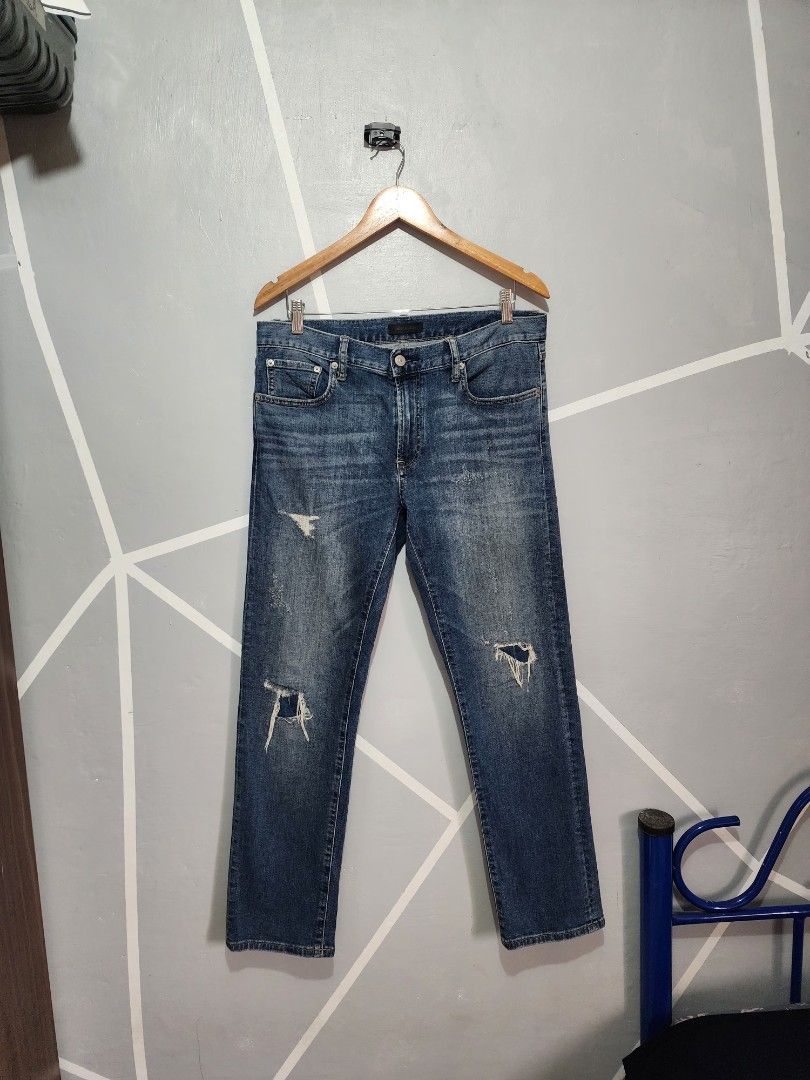 UNIQLO SLIM STRAIGHT (Category: Jeans) located in General Trias. Submitted by ksclothingbyjuy (Listing ID 1463629818, Image 1). Description: 33 on tag 34-36 via tape measure excellent condition no Issue.