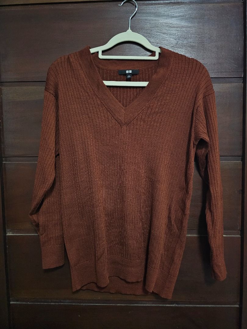 Uniqlo sweater (Category: Longsleeves) located in Los Banos. Submitted by itsmecathey (Listing ID 1463712582, Image 2). Description: Color brown/choco, size M on tag.