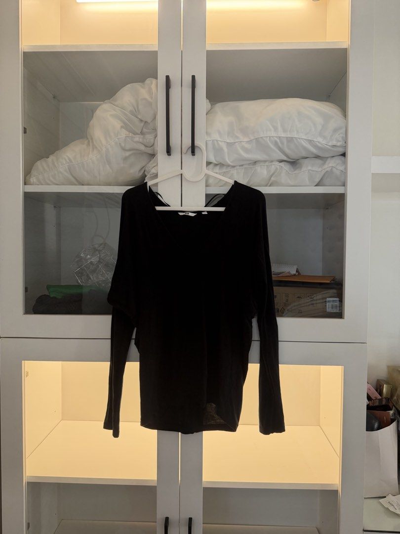 Uniqlo top (Category: Longsleeves) located in Quezon City. Submitted by destashingmycloset (Listing ID 1463686701, Image 1). Description: .